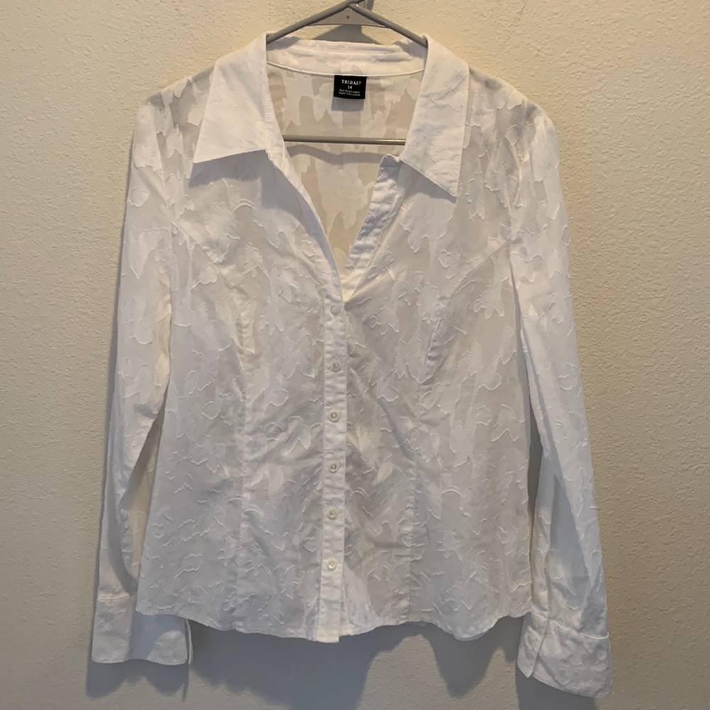 Tribal Womens White Cotton Open V button down Size 14. Semi-sheer/Floral detail.